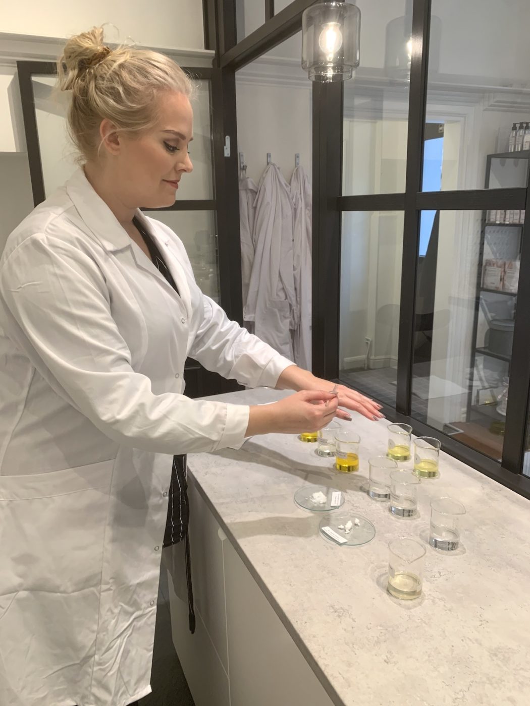 Elin Fagerberg testar olika ingredienser på Skintology