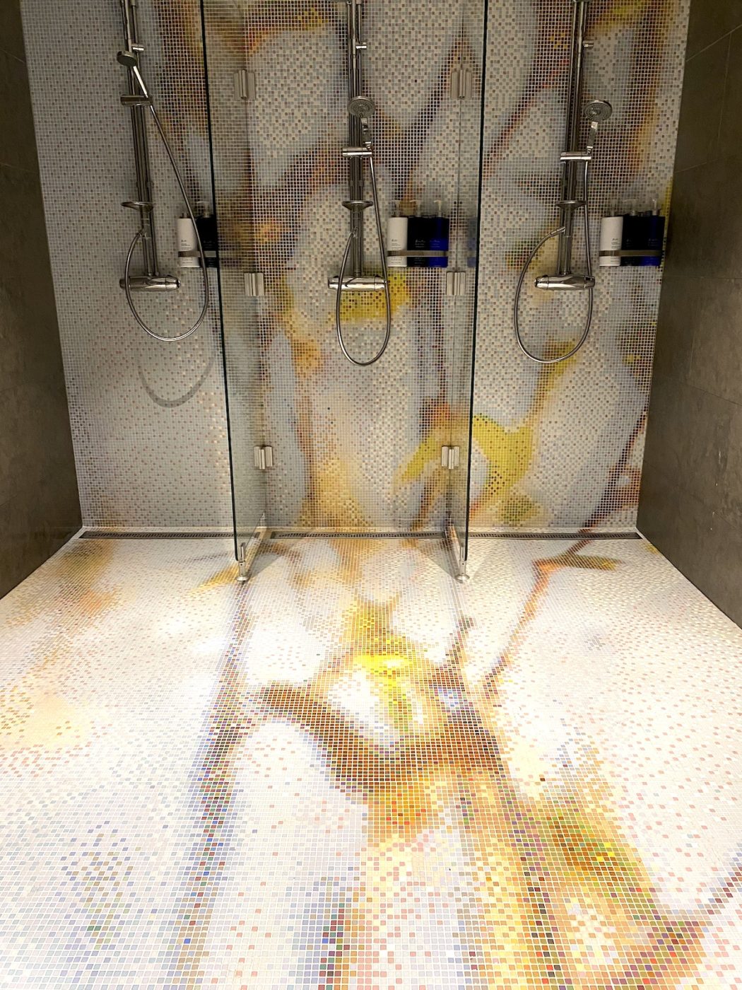 Tre duschar i spaavdelningen på Marholmen. Det är jättefint mosaikkakel som ser ut som ett naket träd i sol. 