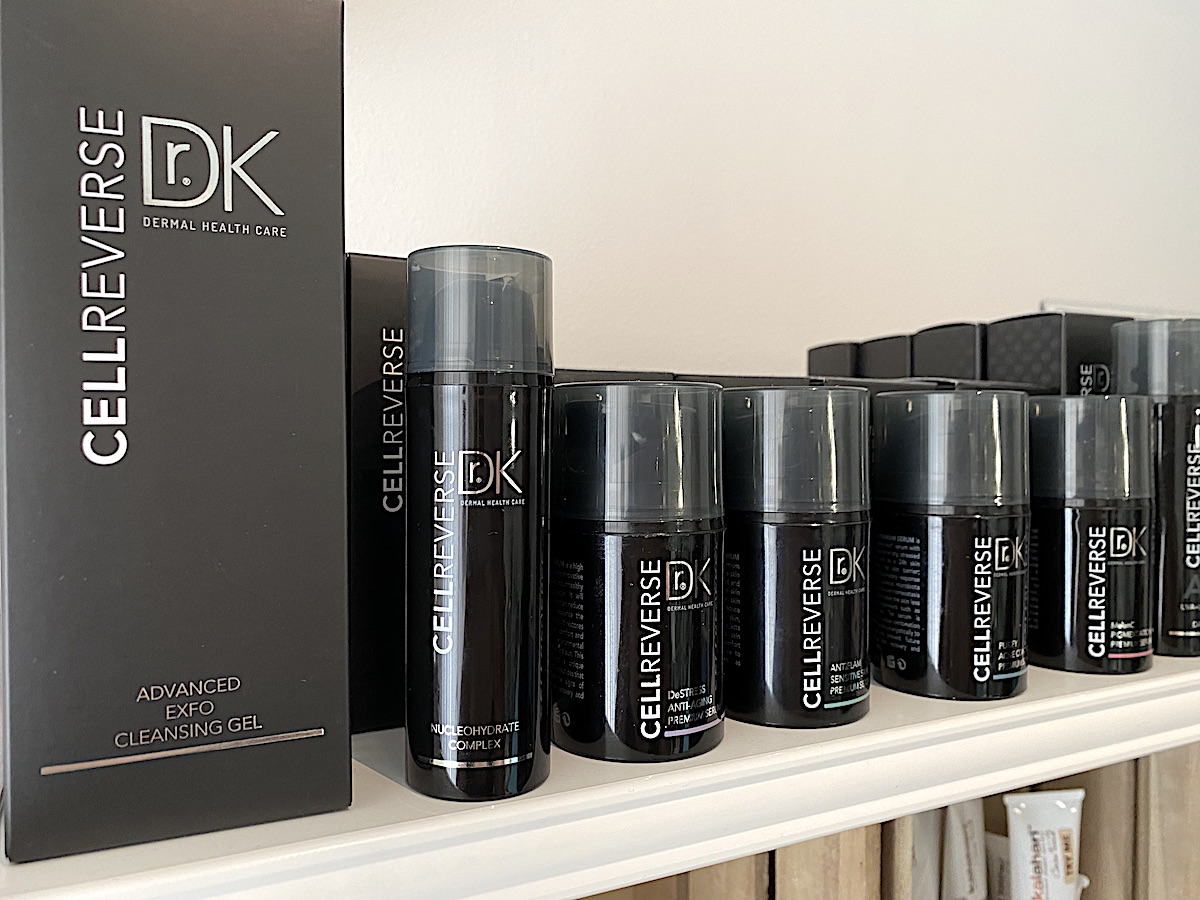 Bild på produkterna i serien cellreverse från Dr. K som har svarta förpackningar. Produkterna står på en ljus hylla. 