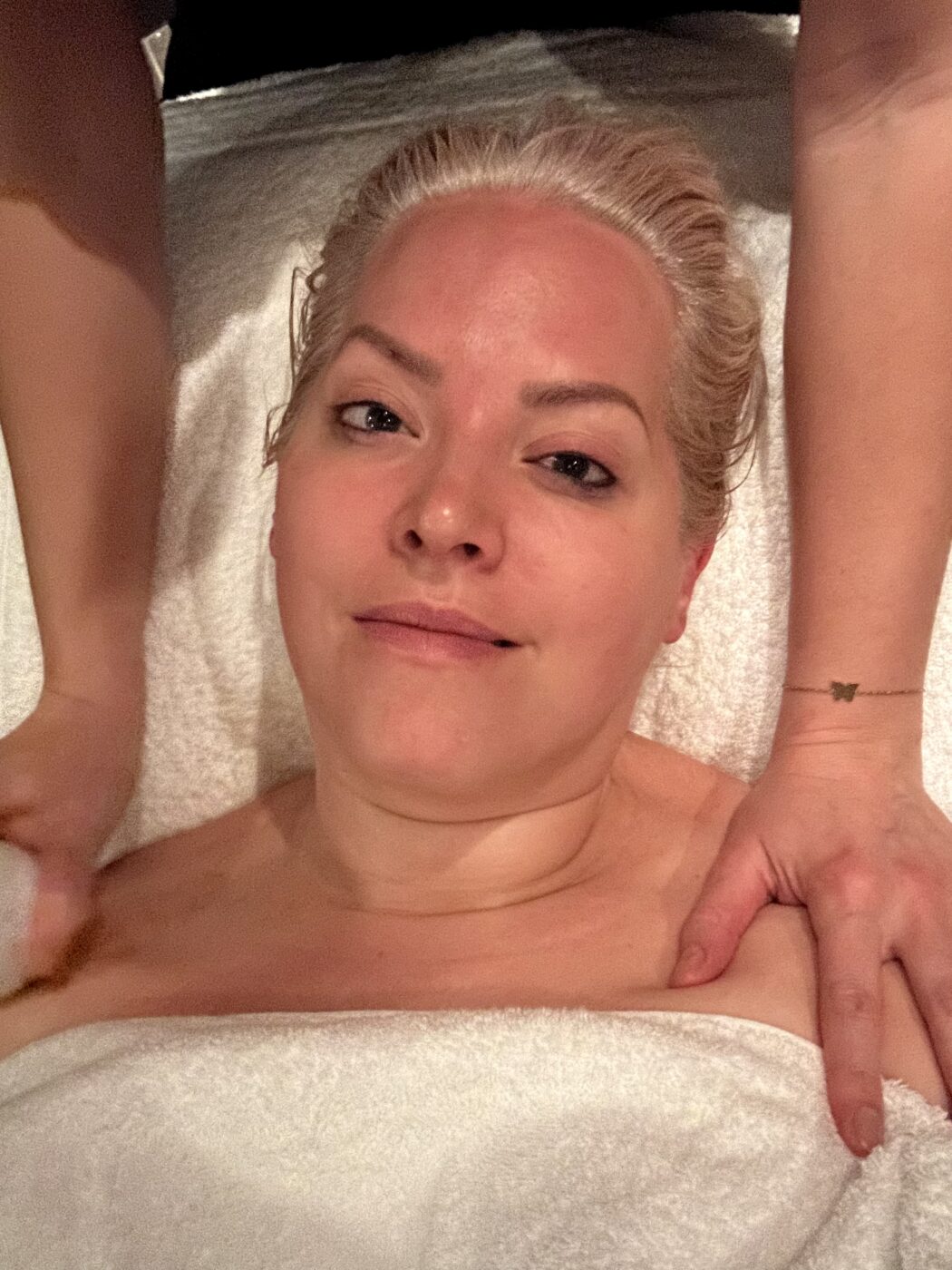 Elin ler in i kameran och får en ansiktsbehandling. 